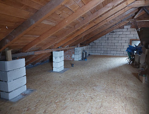 Zateplení stropu rodinného domu pomocí foukané izolace